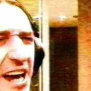 Der musikalische text UN PASO DE MÁS von ROSENDO ist auch in dem Album vorhanden Siempre hay una historia (1999)