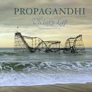 Der musikalische text COP JUST OUT OF FRAME von PROPAGANDHI ist auch in dem Album vorhanden Victory lap (2017)