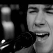 Der musikalische text STRONGER (BACK ON THE GROUND) von NICK JONAS ist auch in dem Album vorhanden Who i am (2010)