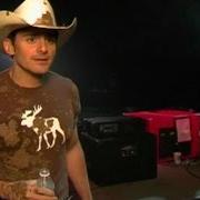 Der musikalische text HOLD ME IN YOUR ARMS (AND LET ME FALL) von BRAD PAISLEY ist auch in dem Album vorhanden Mud on the tires (2003)