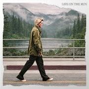 Der musikalische text LIFE ON THE RUN von BRANDI CARLILE ist auch in dem Album vorhanden Life on the run (2026)
