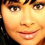 Der musikalische text SHE'S NO YOU (REMIX) von RAVEN-SYMONÉ ist auch in dem Album vorhanden That's so raven too (2006)