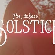 Der musikalische text SOLSTICE von THE ANTLERS ist auch in dem Album vorhanden Green to gold (2021)