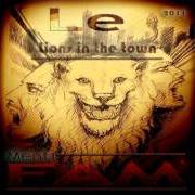 Der musikalische text UN GIORNO MIGLIORE von LE MENTI FAM ist auch in dem Album vorhanden Lion in the city (2011)