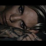 Der musikalische text SHE STILL MATTERS von SKYLAR GREY ist auch in dem Album vorhanden Angel with tattoos (2019)