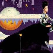 Der musikalische text DANCING SHOES von DEV ist auch in dem Album vorhanden The night the sun came up (2011)