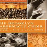 Der musikalische text WE ARE ONE von BROOKLYN TABERNACLE CHOIR ist auch in dem Album vorhanden Live...This is your house (2003)