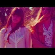 Der musikalische text SHATTERED & HOLLOW von FIRST AID KIT ist auch in dem Album vorhanden Stay gold (2014)