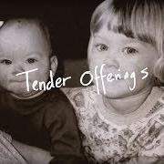 Der musikalische text TENDER OFFERINGS von FIRST AID KIT ist auch in dem Album vorhanden Tender offerings (2018)