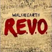 Der musikalische text I KNEW YOU WERE TROUBLE von WALK OFF THE EARTH ist auch in dem Album vorhanden R.E.V.O. (2013)