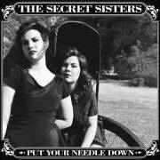 Der musikalische text BLACK AND BLUE von THE SECRET SISTERS ist auch in dem Album vorhanden Put your needle down (2014)