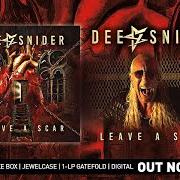 Der musikalische text DOWN BUT NEVER OUT von DEE SNIDER ist auch in dem Album vorhanden Leave a scar (2021)