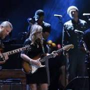 Der musikalische text JUST AS STRANGE von TEDESCHI TRUCKS BAND ist auch in dem Album vorhanden Live from the fox oakland (2017)