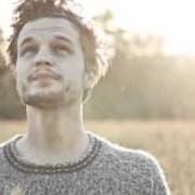 Der musikalische text TANGLED IN THIS TRAMPLED WHEAT von THE TALLEST MAN ON EARTH ist auch in dem Album vorhanden Sometimes the blues is just a passing bird (2010)