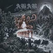 Der musikalische text A CORAL TOMB von AHAB ist auch in dem Album vorhanden The coral tombs (2024)