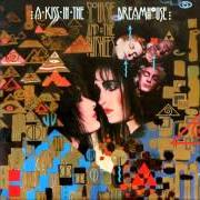 Der musikalische text PAINTED BIRD von SIOUXSIE AND THE BANSHEES ist auch in dem Album vorhanden Kiss in the dreamhouse (1982)