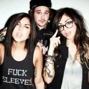 Der musikalische text FEEL ME von KREWELLA ist auch in dem Album vorhanden Play hard (2012)