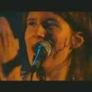 Der musikalische text LA JEUNE FILLE AUX CHEVEUX BLANCS von CAMILLE ist auch in dem Album vorhanden Live au trianon (2006)