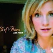Der musikalische text THE LASS OF GLENSHEE von CARA DILLON ist auch in dem Album vorhanden Hill of thieves (2009)
