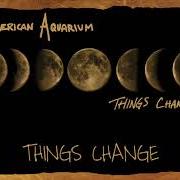 Der musikalische text I GAVE UP THE DRINKING (BEFORE SHE GAVE UP ON ME) von AMERICAN AQUARIUM ist auch in dem Album vorhanden Things change (2018)