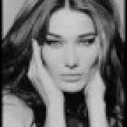 Der musikalische text L'AMOUREUSE von CARLA BRUNI ist auch in dem Album vorhanden Comme si de rien n'était