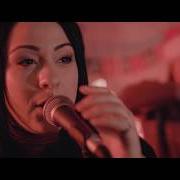 Der musikalische text UNSINKABLE von LUCY SPRAGGAN ist auch in dem Album vorhanden We are (2015)