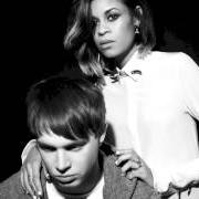 Der musikalische text WATCHING OVER YOU von ALUNAGEORGE ist auch in dem Album vorhanden Body music (2013)