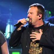 Der musikalische text UNTIL THE WHOLE WORLD HEARS (LIVE) von CASTING CROWNS ist auch in dem Album vorhanden Until the whole world hears live (2010)