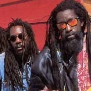 Der musikalische text TIP OF THE ICEBERG von BLACK UHURU ist auch in dem Album vorhanden Iron storm (1991)