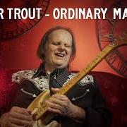 Der musikalische text UP ABOVE MY SKY von WALTER TROUT ist auch in dem Album vorhanden Ordinary madness (2020)