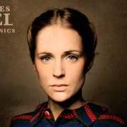 Der musikalische text RIVERSIDE von AGNES OBEL ist auch in dem Album vorhanden Philharmonics (2010)