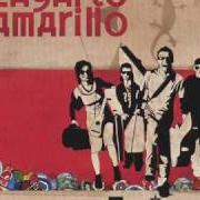 Der musikalische text UN POQUITO MÁS PACÁ DEL MÁS ALLÁ von LAGARTO AMARILLO ist auch in dem Album vorhanden Distinto (2007)