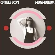 Der musikalische text CUCKOO THROUGH THE WALLS von CATE LE BON ist auch in dem Album vorhanden Mug museum (2013)