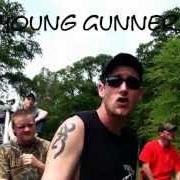 Der musikalische text I KEEP IT KUNTRY von YOUNG GUNNER ist auch in dem Album vorhanden Mudgrips and moonshine (2012)