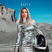 Der musikalische text MAGLIETTA E JEANS von BABY K ist auch in dem Album vorhanden Donna sulla luna (2021)