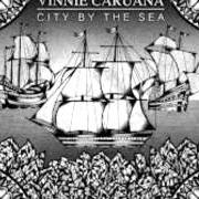 Der musikalische text KINGWOOD von VINNIE CARUANA ist auch in dem Album vorhanden City by the sea (2013)