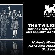 Der musikalische text PILLS I SWALLOW von THE TWILIGHT SAD ist auch in dem Album vorhanden Nobody wants to be here & nobody wants to leave (2014)