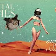 Der musikalische text DRIFTING von CAPITAL CITIES ist auch in dem Album vorhanden Swimming pool summer (2017)