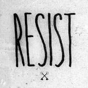 Der musikalische text WAGE von HUNDREDTH ist auch in dem Album vorhanden Resist (2014)