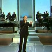 Der musikalische text JE M'VOYAIS DEJA von CHARLES AZNAVOUR ist auch in dem Album vorhanden Voilà que tu reviens (1976)