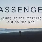 Der musikalische text THE LONG ROAD von PASSENGER (UK) ist auch in dem Album vorhanden Young as the morning old as the sea (2016)