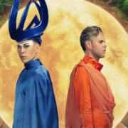 Der musikalische text FIRST CRUSH von EMPIRE OF THE SUN ist auch in dem Album vorhanden Two vines (2016)