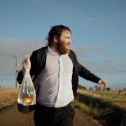 Der musikalische text A LEVEL OF LIGHT von CHET FAKER ist auch in dem Album vorhanden A love for strangers (2026)