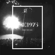 Der musikalische text HNSCC von THE 1975 ist auch in dem Album vorhanden Music for cars (2013)