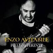 Der musikalische text SOLO von ENZO AVITABILE ist auch in dem Album vorhanden Pelle differente (2018)