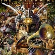 Der musikalische text STEAL THE LIGHT von THE CAT EMPIRE ist auch in dem Album vorhanden Steal the light (2013)