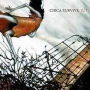 Der musikalische text HOLDING SOMEONE'S HAIR BACK von CIRCA SURVIVE ist auch in dem Album vorhanden Juturna (2005)