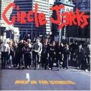 Der musikalische text LEAVE ME ALONE von THE CIRCLE JERKS ist auch in dem Album vorhanden Wild in the streets (1982)