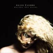 Der musikalische text SOU REBELDE von ALICE CAYMMI ist auch in dem Album vorhanden Rainha dos raios (2014)