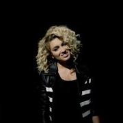 Der musikalische text FIRST HEARTBREAK von TORI KELLY ist auch in dem Album vorhanden Unbreakable smile (2015)